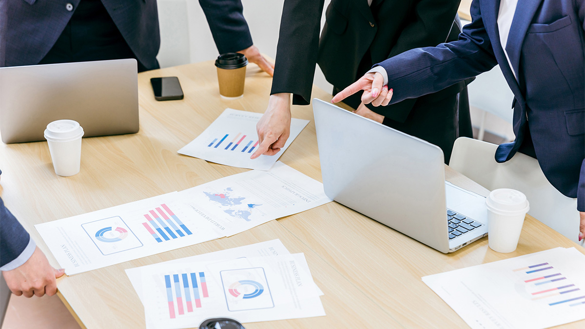 burden_reduction 会社員が数値について話している様子