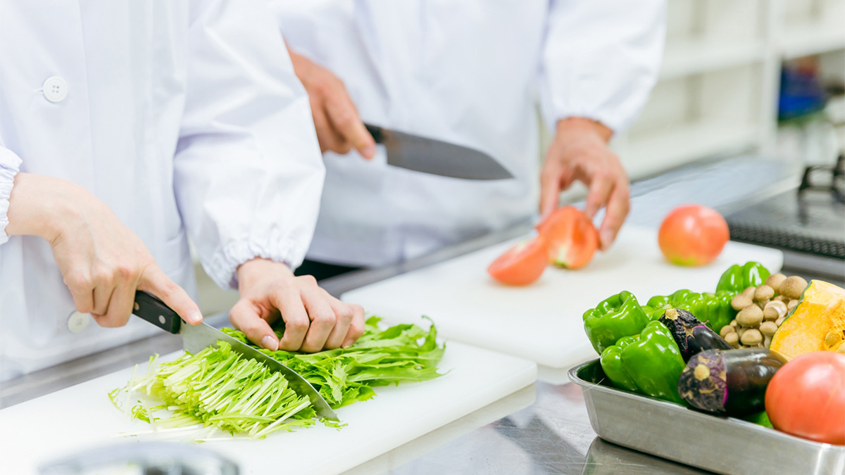 vegetable_cutting 清潔な環境で野菜を切る給食委託業者