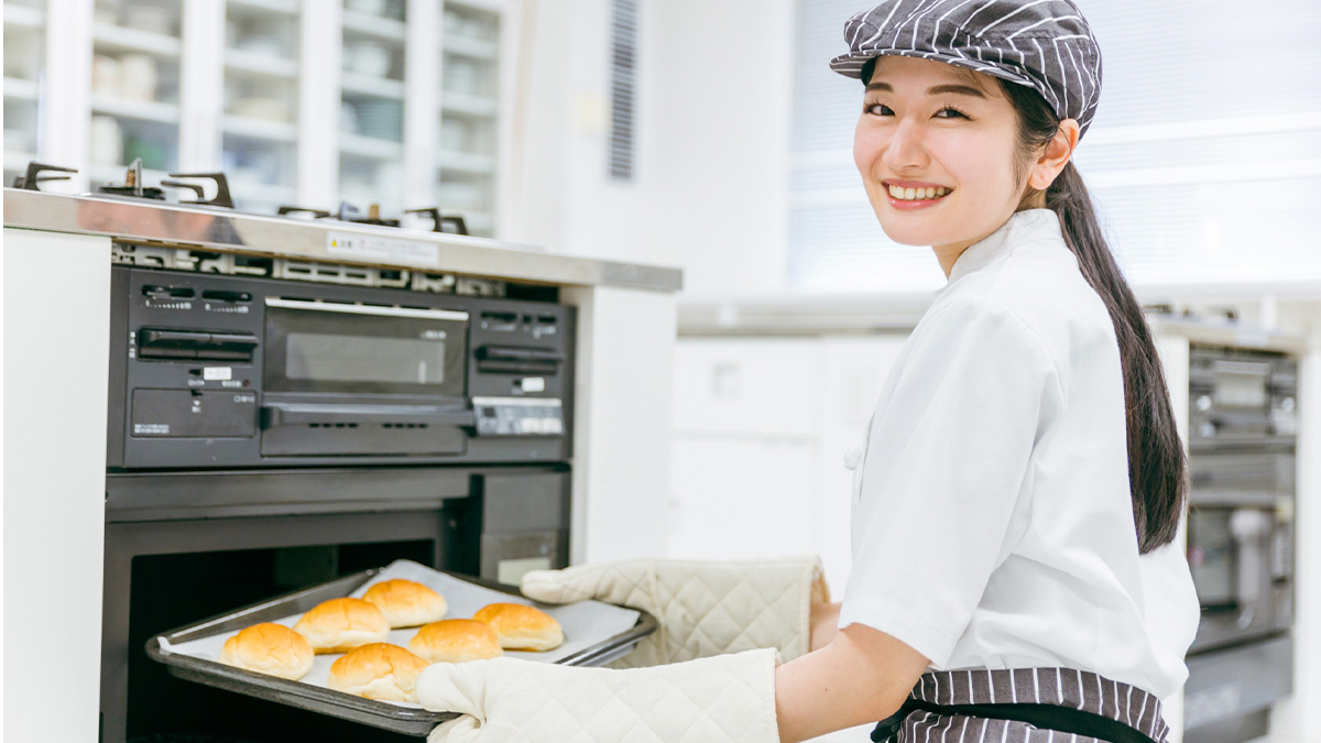 schoollunchi_center パンを焼く給食センターの従業員