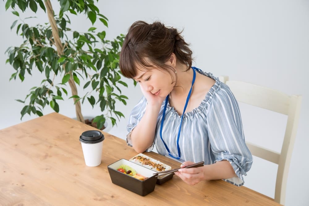 bento_nayamu お弁当に悩む女性