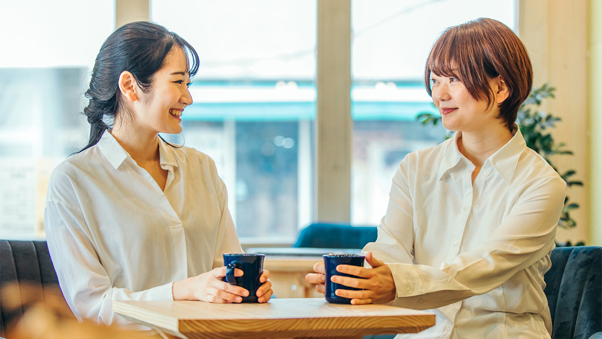 食堂で従業員が話しているイメージ