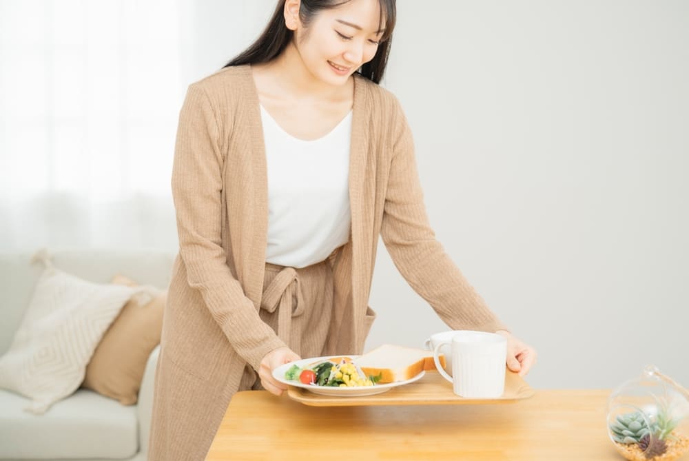 食事を摂る女性