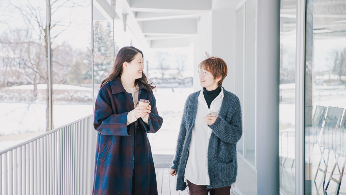 女性社員が楽しげに二人で話しているイメージ