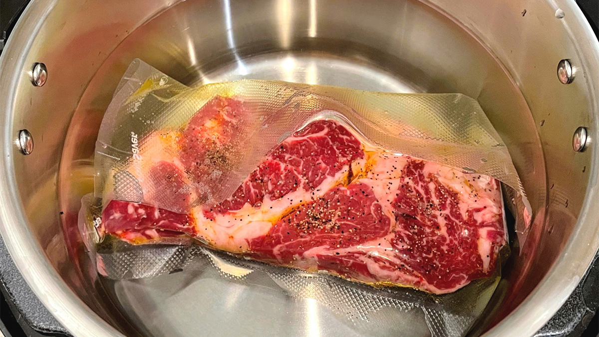 真空調理している肉