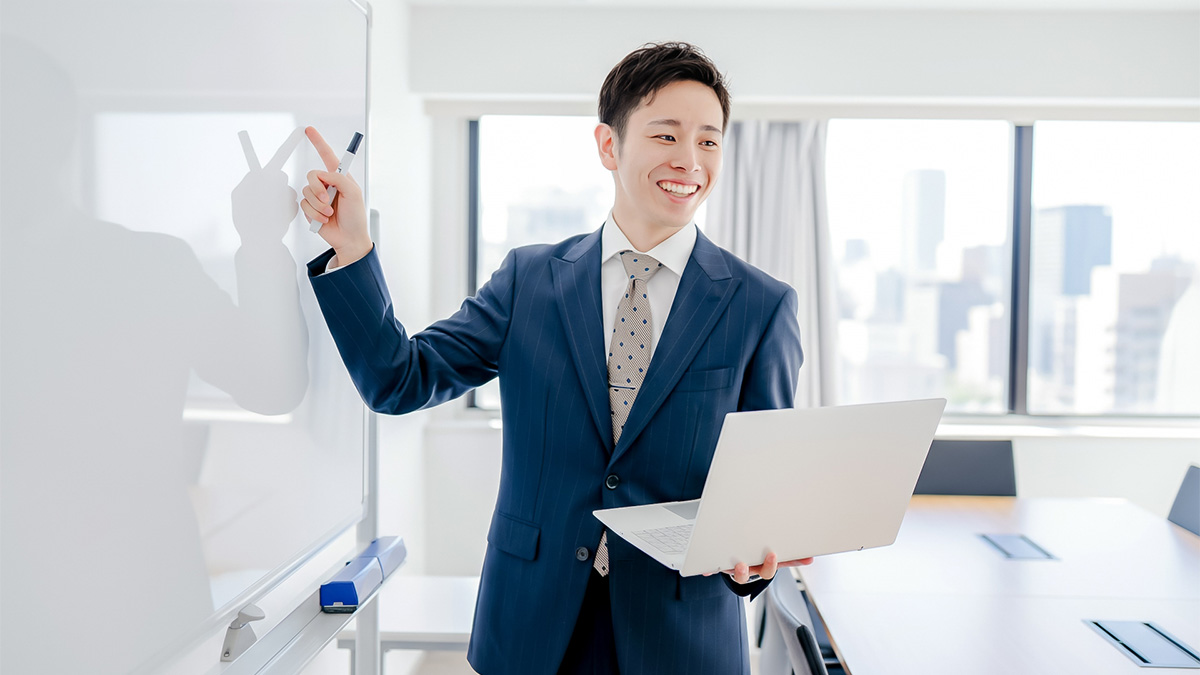 young employees 企画について話す若手社員のイメージ