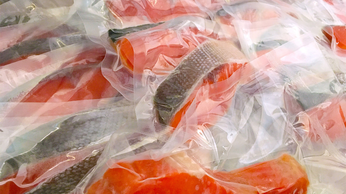 真空パックされた鮭の切り身