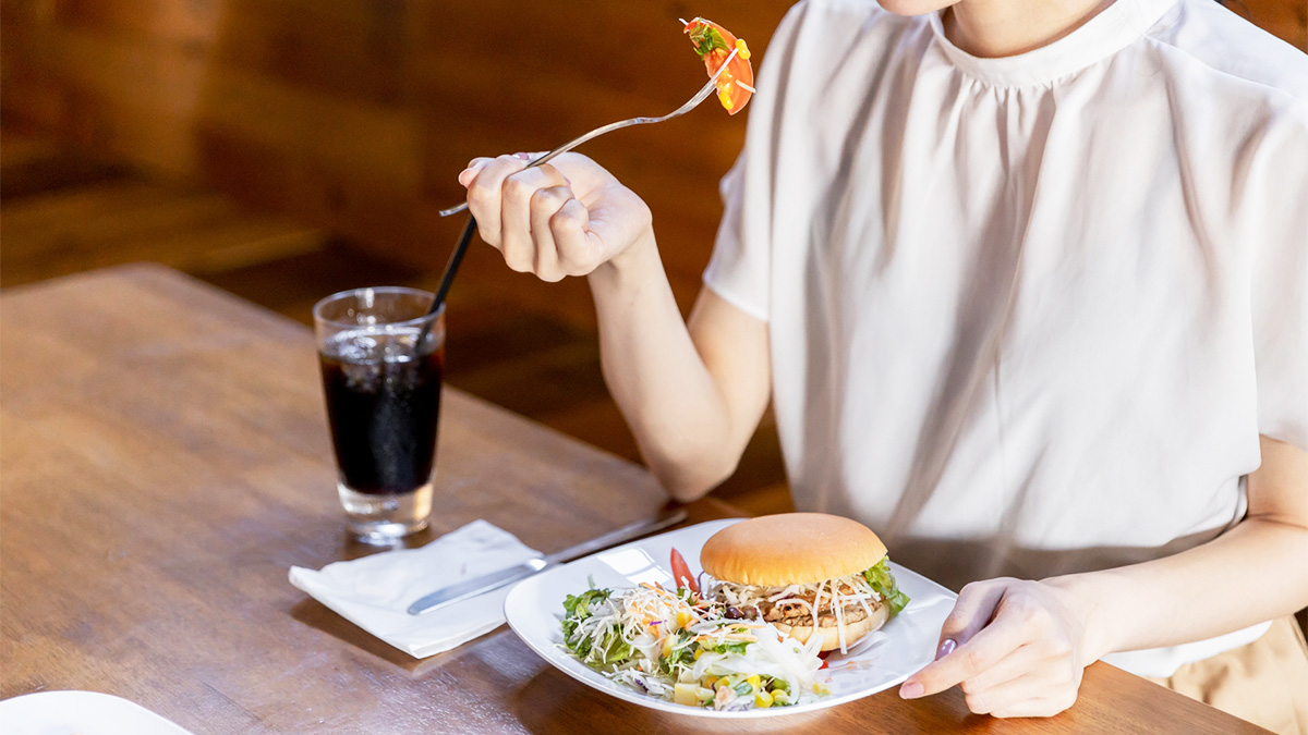 ランチタイムの女性