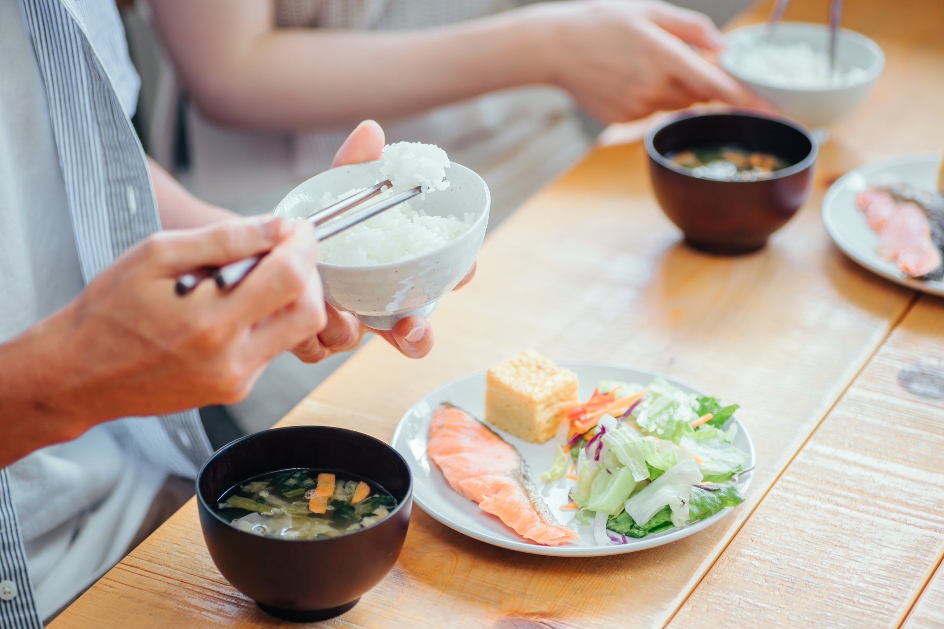 eating 焼き魚定食を食べる男女