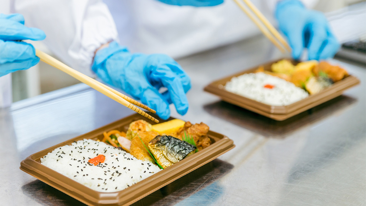 お弁当を詰める作業